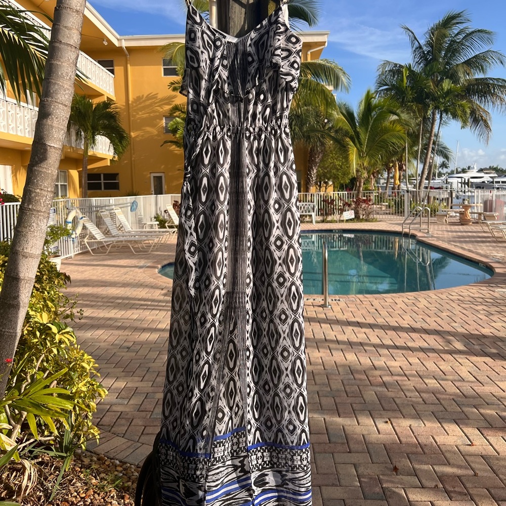 EUC Bebe ruffle neck maxi dress size xxs